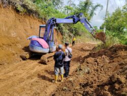 Beberapa Titik di Desa Talang Tembaga Mengalami Longsor, Personel Polsek Jangkat Bersama Warga Lakukan Pembenahan