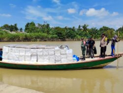 Polsek Muaragembong Giat Pengamanan Dan Pengawalan Pendistribusian Logistik Pemilu 2024 , Menggunakan Jalur Sungai 