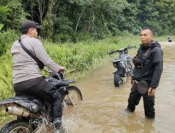 Jalan Banjir, Personel Pam TPS Polres Melawi Harus Berjibaku Mendorong Motor