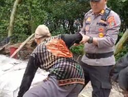 Sulitnya Akses Jalan , Polsek Muaragembong Peduli Bantu Antar Warga Menggunakan Lintas Sungai Untuk Menuju TPS