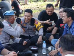 Tegas Namun Humanis Dalam Pengamanan, AKP I Nengah Muliawan Tidak Canggung Duduk Melantai Bersama