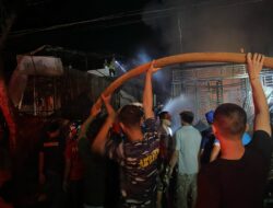 Gerak Cepat, Tim Damkar Lanal Simeulue Atasi Kobaran Api Di Desa Suka Jaya