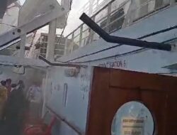 KM Bukit Raya Menuju Pelabuhan Pontianak Mengeluarkan Kepulan Asap di Depan