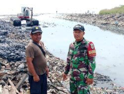 Babinsa Kelurahan Kesepuhan Laksanakan Pengerukan Lumpur di Muara Sungai Cipadu