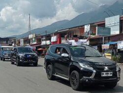 Ratusan Roda Empat Iringi Konvoi Pendaftaran Calon Nomor Urut Satu WeLi Ke KPU Pasaman 
