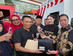 Ketua Komisi V DPR RI Berikan Ambulans untuk Rella, Untuk Layani Warga Pedalaman Di Kalbar