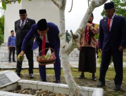 Bupati di Wakili Wabup dan Kapolres Merangin serta Dandim 0420/Sarko Rombongan Laksanakan Tabur Bunga di Makam Pahlawan Patriot Bhakti Merangin