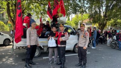 Kapolres Maros AKBP Douglas Mahendrajaya saat foto bareng  bersama Perwakilan buruh 