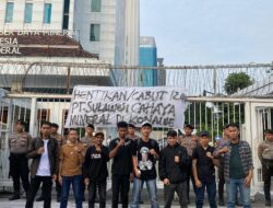 Unjuk Rasa Aktivis di Kantor Kementerian ESDM, Guna Desak Pencabutan Izin PT Sulawesi Cahaya Mineral di Routa, Konawe Utara