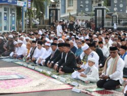 Berbaur Dengam Ribuan Masyarakat, Bupati dan Wakil Bupati Pasaman Laksanakan Sholat Idul Adha 1446 H