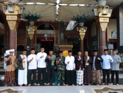 Dandim 0614/Kota Cirebon Beserta Istri Ikuti Salat Idul Adha 1446 H Bersama Forkopimda di Masjid At-Taqwa