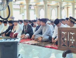 Danlanal Simeulue Bersama Forkopimda Kabupaten Simeulue Laksanakan Sholat Idul Adha 1446 H di Masjid TGK Khalilullah