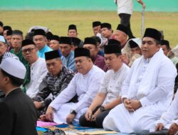 Sholat Idul Adha 1446 H/2025 M, Danlanal Bintan di Desa Pangkil Teluk Bintan Bersama Bupati Bintan dan Masyarakat