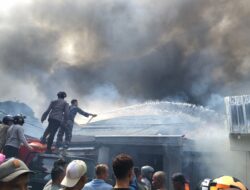 Aksi Cepat Prajurit Posal Bula Bantu Tim Damkar Atasi Kebakaran