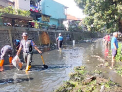Lanal Bandung dan Agranagara Indonesia Bersih-Bersih Sungai Cicadas Kota Bandung
