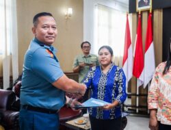 Danlantamal IX Didampingi Ibu Pengawas Cabang Ambon YHT Serahkan Gaji 13 Kepada Seluruh Pegawai Cabang Ambon Yayasan Hang Tuah