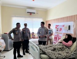 Anjangsana Hari Bhayangkara ke-79, Polda Kalbar Berikan Dukungan dan Tali Asih kepada Anggota Polri dan Keluarga yang Sedang Dirawat