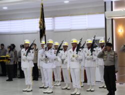 Polda Kalbar Gelar Tradisi Pencucian Pataka, Simbol Penyucian Semangat Pengabdian Jelang HUT Bhayangkara ke-79