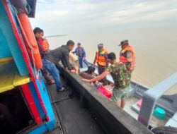 Sinergitas Pos TNI AL Sinaboi Bersama Tim SAR Gabungan Evakuasi Jenazah Penumpang KM. Perkasa di Perairan Sinaboi