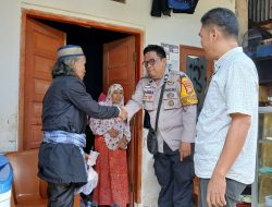 Bhabinkamtibmas Polsek Tanralili Bantu Seorang Lansia Bertemu Kembali dengan Keluarganya