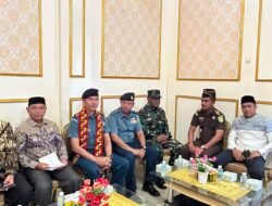 Danlanal Simeulue Disambut Dengan Tradisi Peusijeuk Oleh Forkopimda Kabupaten Simeulue