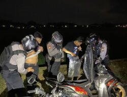 Patroli Samapta Polres Maros Periksa Kelompok Remaja yang Nongkrong Hingga Larut