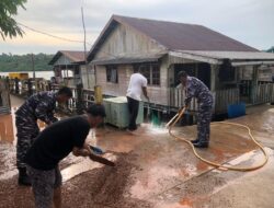 Demi Kenyamanan Pengguna Pelabuhan, Posal Pulau Mas Bersama Warga Masyarakan Bersihkan Pelabuhan