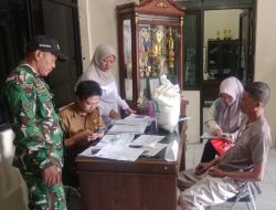 Babinsa Kel. Kesepuhan Laksanakan Monitoring dan Pendampingan Distribusi Beras Bantuan Pangan