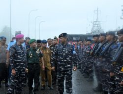 Ditengah Guyuran Hujan, Pangkoarmada III Pimpin Apel Gelar Pasukan Latihan SAR di Dermaga Irian Lantamal IX Ambon