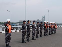 Prajurit Pangkalan TNI Angkatan Laut Dumai Sambut Kedatangan KRI Lambung Mangkurat-374
