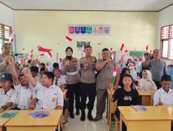 Wakapolres Maros Kunjungi Sekolah di Tompobulu, Sosialisasi Tertib Berlalu Lintas hingga Salurkan Bantuan Alat Tulis