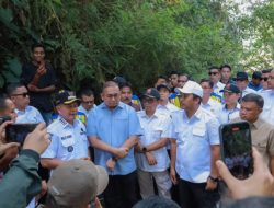 Bupati Welly Suhery Dampingi Andre Rosiade Tinjau Kondisi Jembatan Yang Terputus