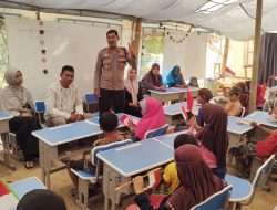 Wakapolres Maros Kunjungi Pelosok Pegunungan Tompobulu, Bagi Bendera Hingga Alat Tulis Kepada Pelajar