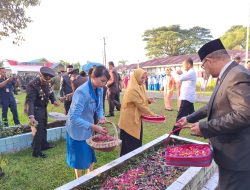 Danlanal Simeulue Pimpin Upacara Ziarah dan Tabur Bunga Pada Peringatan HUT Ke-80 Kemerdekaan RI