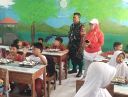 Babinsa Kelurahan Drajat Monitor Program Makan Bergizi di SDN Simaja Selatan