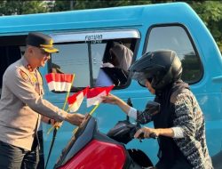 Senyum Manis Kapolres Maros Bagi-Bagi Bendera Merah Putih ke Pengendara Sebagai Simbol Perjuangan Para Pahlawan