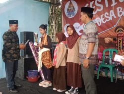 PENGHARGAAN UNTUK ANAK SEKOLAH YANG BERPRESTASI DALAM FESTIVAL KUWU BANGODUA-CIREBON