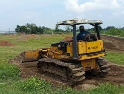 PENGERJAAN REHABILITASI LAPANGAN BOLA DESA CANGKRING, DIDUGA KUAT TABRAK ATURAN