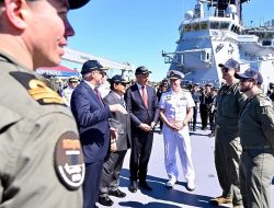 Didampingi PM Albanese, Presiden Prabowo Tinjau Kapal HMAS Canberra