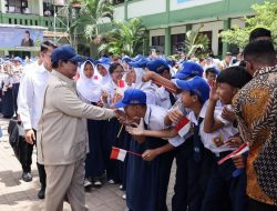 Presiden Prabowo Kunjungi SMPN 4 Kota Bekasi, Resmikan Papan Interaktif Digital Nasional