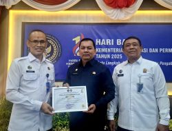 Bupati Pasaman Welly Suhery Terima penghargaan dari Kakanwil Kementrian Imigrasi dan Pemasyarakatan