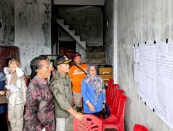 Serahkan Bantuan dan Temui Warga Terdampak, Bupati Welly Tinjau Titik Banjir dan Longsor