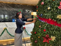 Unik dan Berkelanjutan, Aston Sidoarjo Hadirkan Pohon Natal dari 2025 Bonggol Nanas