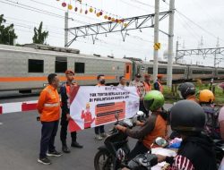 Gencarkan Semangat Keselamatan, KAI Daop 6 Bersama KAI Properti Gelar Sosialisasi Keselamatan di Perlintasan KA