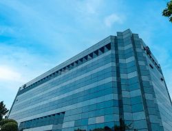 PTPP Resmi Garap Proyek Sekolah Rakyat Bengkulu Senilai Rp502 Miliar, Perkuat Akses Pendidikan Berkualitas untuk Generasi MudaJakarta, 12 Desember 2025 – PT PP (Persero) Tbk (“PTPP”), perusahaan konstruksi dan investasi nasional di bawah naungan Danantara Indonesia, kembali memperkuat kontribusinya dalam pembangunan infrastruktur dasar nasional melalui penandatanganan kontrak proyek Pembangunan Sekolah Rakyat Provinsi Bengkulu, sebuah fasilitas pendidikan terpadu yang akan dibangun di dua lokasi: Kota Bengkulu dan Kabupaten Kaur.  Penandatanganan kontrak dilakukan bersama Kementerian Pekerjaan Umum dan Perumahan Rakyat (PUPR) melalui Direktorat Jenderal Prasarana Strategis, yang menjadi pemilik pekerjaan. Proyek ini menandai langkah penting PTPP dalam mendukung misi pemerintah memperluas akses pendidikan berkualitas sekaligus mengurangi kesenjangan layanan publik antarwilayah.  Proyek Pembangunan Sekolah Rakyat Bengkulu memiliki nilai kontrak sebesar Rp501,99 miliar (termasuk PPN) dan didanai melalui APBN Tahun Anggaran 2025–2026. Pekerjaan akan berlangsung dalam jangka waktu 240 hari kalender sejak diterbitkannya SPMK, disusul masa pemeliharaan selama 180 hari kalender. Pembangunan dilakukan di dua lokasi strategis, yaitu Kelurahan Sukarami, Kecamatan Selebar, Kota Bengkulu, dan Desa Cucupan, Kecamatan Tetap, Kabupaten Kaur, yang dipilih untuk menjangkau lebih banyak masyarakat di wilayah perkotaan maupun pesisir selatan Bengkulu.  Kompleks pendidikan tersebut akan berdiri di atas lahan luas dan mencakup total 18 gedung, dirancang dengan standar bangunan modern, aman, dan ramah lingkungan. Lingkup pekerjaannya meliputi penyelesaian struktur dan arsitektur, instalasi mechanical–electrical–plumbing (MEP), hingga pembangunan kawasan seperti lapangan olahraga, ruang terbuka, sistem drainase, lapangan upacara, serta penyediaan furnitur pendidikan. Seluruh fasilitas ini dihadirkan untuk menciptakan lingkungan belajar yang lebih layak, inklusif, dan mendukung pengembangan SDM di Bengkulu secara berkelanjutan.  Corporate Secretary PTPP Joko Raharjo menjelaskan bahwa proyek ini mengadopsi standar kualitas tinggi untuk memastikan keamanan dan kenyamanan pengguna fasilitas. Proyek ini juga menggunakan material ramah lingkungan serta metode kerja yang memperhatikan keselamatan dan efisiensi, sejalan dengan praktik konstruksi berkelanjutan yang menjadi bagian dari komitmen ESG perusahaan. “PTPP menghadirkan pendekatan konstruksi terintegrasi mulai dari pondasi tiang pancang, struktur beton mutu tinggi, sistem MEP yang efisien, hingga fasilitas kawasan yang mendukung proses belajar mengajar secara optimal,” ujar Joko.  Sebagai fasilitas pendidikan publik, Sekolah Rakyat Bengkulu diharapkan menjadi pusat pembelajaran bagi generasi muda, khususnya di wilayah dengan keterbatasan akses pendidikan formal. Kehadiran fasilitas ini akan meningkatkan akses masyarakat terhadap pendidikan berkualitas, menopang pembangunan SDM unggul, menciptakan ruang belajar yang inklusif dan aman, serta memperkuat ekosistem pendidikan daerah. Upaya ini selaras dengan agenda pemerintah dalam Asta Cita, terutama pada prioritas peningkatan kualitas SDM Indonesia serta pemerataan pembangunan wilayah.  Joko menegaskan bahwa proyek Sekolah Rakyat Bengkulu menjadi bukti konsistensi PTPP dalam menghadirkan infrastruktur publik yang memberikan nilai tambah bagi masyarakat. “Pembangunan fasilitas pendidikan seperti ini bukan hanya konstruksi fisik, tetapi investasi masa depan bangsa. PTPP memastikan pekerjaan dilakukan dengan standar kualitas terbaik untuk mendukung pemerataan layanan pendidikan dan meningkatkan kesejahteraan masyarakat Bengkulu,” tutup Joko.  Dengan dimulainya proyek ini, PTPP menegaskan perannya sebagai mitra utama pemerintah dalam menghadirkan infrastruktur strategis yang modern, inklusif, dan berkelanjutan.  –SELESAI–  Tentang PT PP (Persero) Tbk PT PP (Persero) Tbk (kode emiten: PTPP) merupakan salah satu perusahaan konstruksi dan terkemuka di Indonesia yang berdiri sejak tahun 1953. Saat ini, PTPP memiliki 7 (tujuh) lini bisnis yang terintegrasi mulai dari Upstream, Middlestream sampai dengan Downstream, yang meliputi: Energi, Properti, Infrastruktur, Jasa Konstruksi, Engineering, Procurement and Construction (EPC), Peralatan Berat dan Pracetak. PTPP memiliki jejak rekam yang solid dan berhasil memenangkan penghargaan atas proyek-proyek konstruksi Pelabuhan, Pembangkit Listrik, Airport, Bendungan, dan Gedung di Indonesia. PTPP merupakan pionir untuk konsep Eco-Friendly Green Building di Indonesia yang telah memenangkan beberapa penghargaan lokal dan internasional atas hasil karyanya. PTPP mencatatkan sahamnya di Bursa Efek Indonesia pada tanggal 9 Februari 2010, dengan kepemilikan publik sebesar 49%. Pada tahun 2015, PTPP mencatatkan saham entitas anak PT PP Properti Tbk (kode emiten: PPRO) di Bursa Efek Indonesia sebanyak 35%. Untuk mendukung pertumbuhan yang berkelanjutan di masa depan, PTPP berekspansi di sektor Energi dan Infrastruktur di tahun 2016. Pada tahun 2017, entitas anak yang bergerak sebagai kontraktor berbasis peralatan berat PT PP Presisi Tbk (kode emiten: PPRE) melantai di Bursa Efek Indonesia dengan melepas 23% saham ke publik. Untuk menghadapi era Industry 4.0, PTPP melakukan strategi operasional excellence dengan menerapkan sistem informasi yang handal, yaitu ERP sebagai enterprise system utama yang didukung berbagai aplikasi penunjang operasional dalam menjawab tantangan dan kebutuhan perusahaan kedepan. PTPP juga menerapkan penggunaan Building Information Modeling (BIM) serta penguasaan teknologi baru lainnya yang bertujuan untuk meningkatkan kecepatan, akurasi dan efisiensi serta menjadi perusahaan yang unggul serta excellence.   Press release ini juga sudah tayang di VRITIMES.