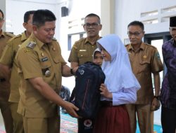 Pastikan Hak Belajar Anak Terpenuhi, Bupati Welly Serahkan Bantuan Sekolah untuk SD 12 Koto Kaciak
