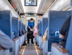 Petugas OTC KAI Services Viral Berkat Aksi Sigapnya Membantu Penumpang di KA Argo Semeru