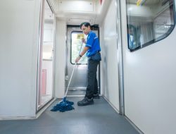 Pastikan semua Fasilitas Kereta selalu Bersih, Yuk intip Pekerjaan Petugas OTC KAI Services di Kereta