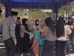 Aliansi Madura Indonesia Salurkan 2.000 Paket Sembako di Depan Gedung Grahadi