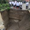 Tinjau Lokasi Banjir, Bupati Welly Suhery Instruksikan Penanganan Cepat, Jalan Darurat Dibangun, Pencarian Korban Dilanjutkan